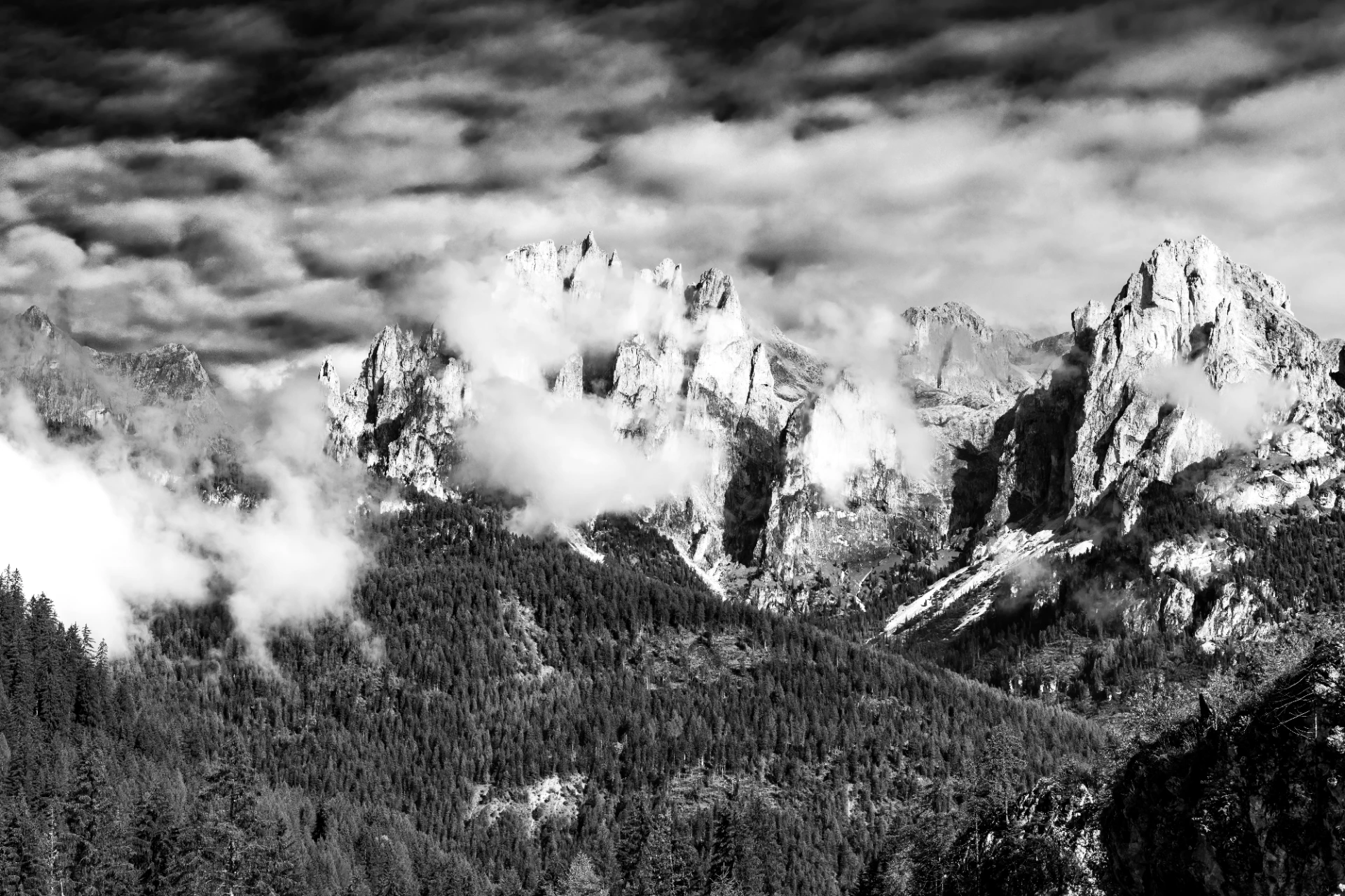 Schwarz-weiß Fotografie der Dolomiten mit markanter Gipfelsilhouette und klaren Linien, dramatisch und ruhig inszeniert