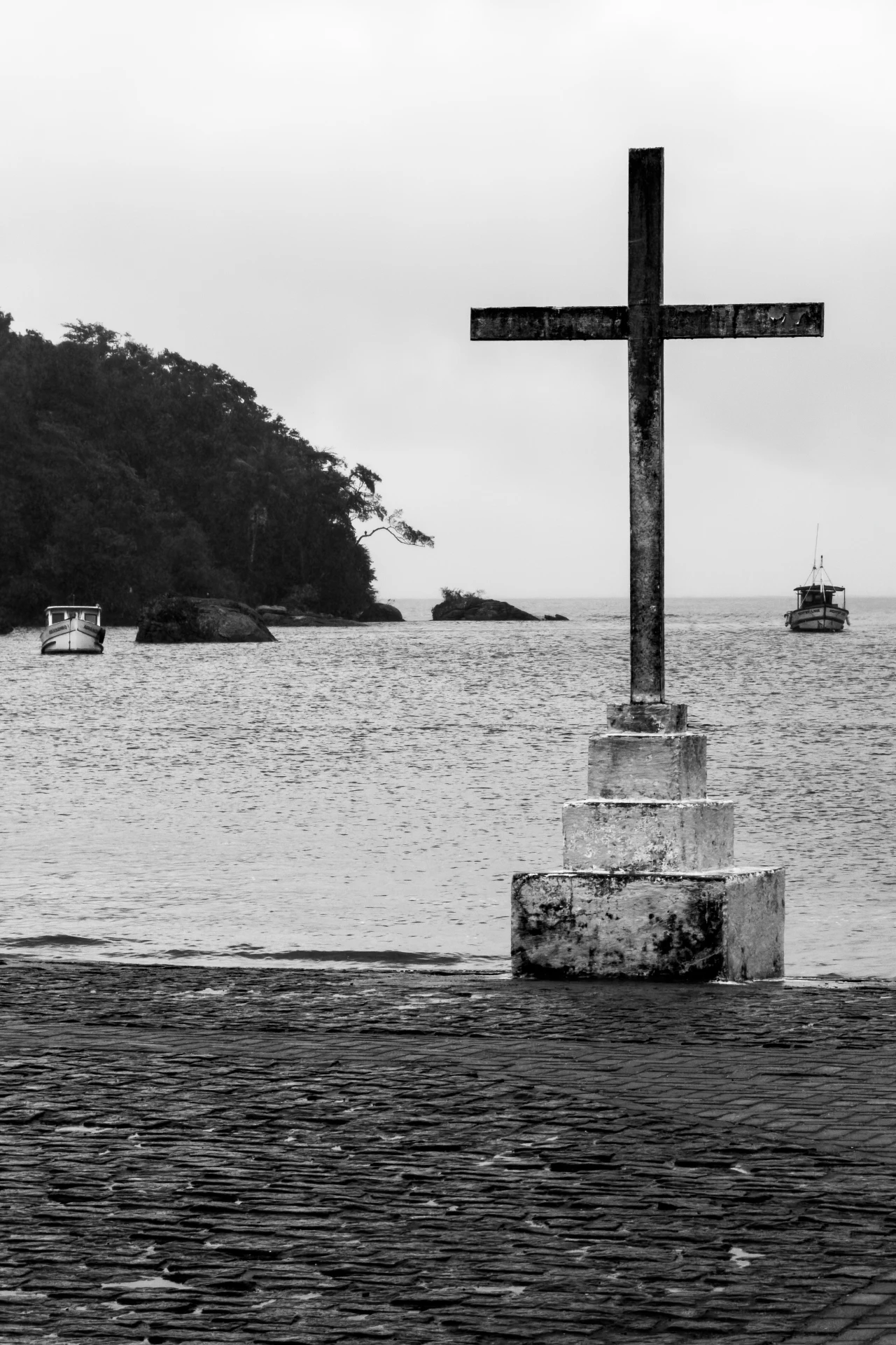 Schlichtes Holzkreuz an der Küste von Vila do Abraão auf Ilha Grande in Brasilien als Wandbild für Wohnräume.