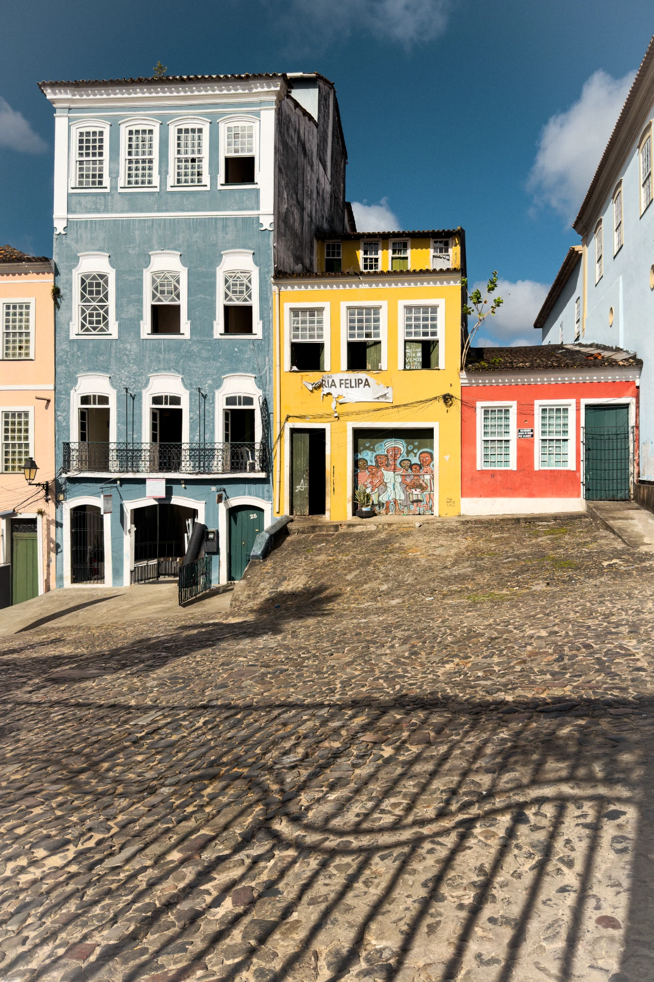 Farbenfrohe Kolonialfassaden im historischen Viertel Pelourinho in Salvador da Bahia, Brasilien, in warmem Licht
