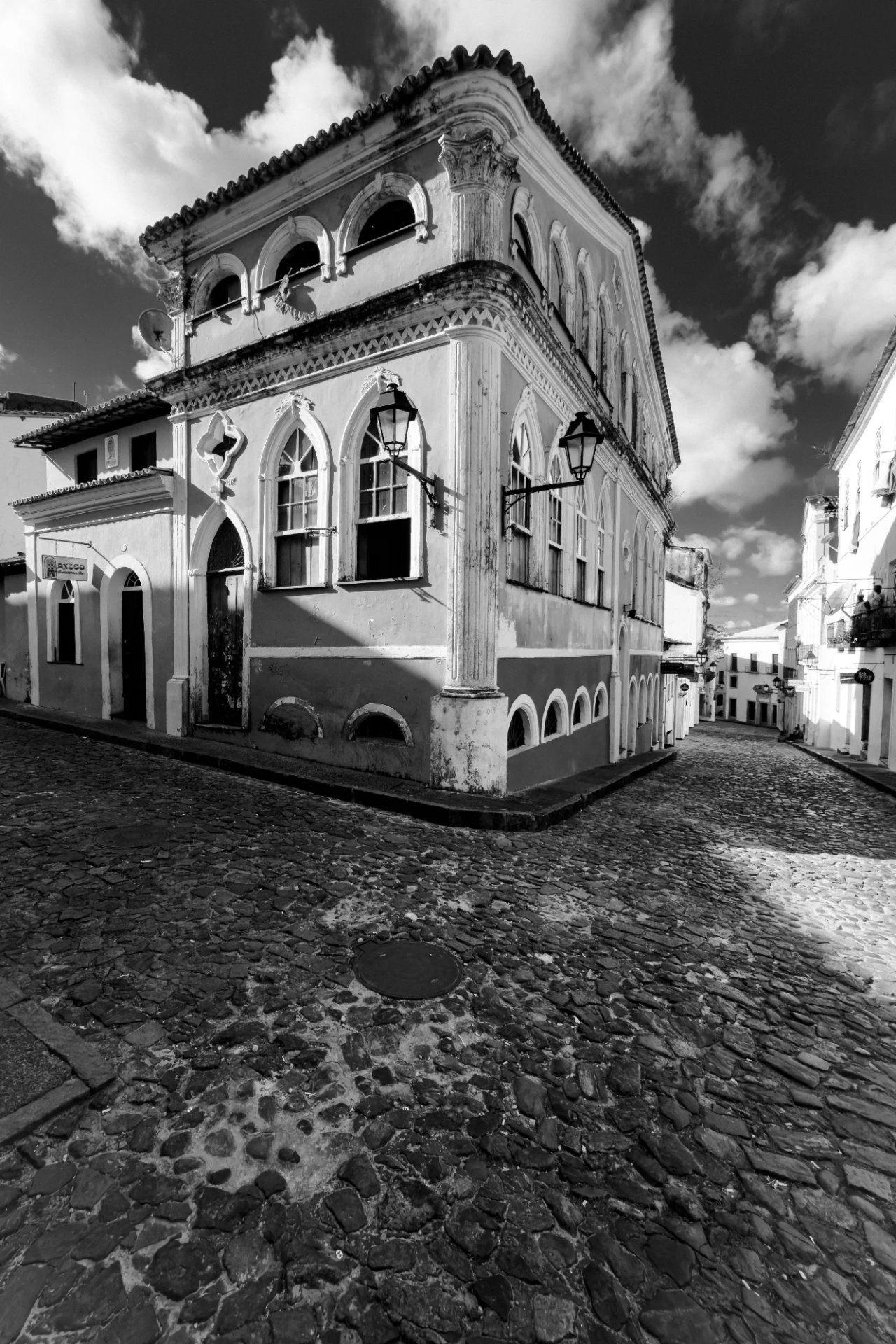 Elegante Kolonialarchitektur mit pastellfarbenen Fassaden und kunstvollen Ornamenten in Pelourinho, Salvador da Bahia, Brasilien