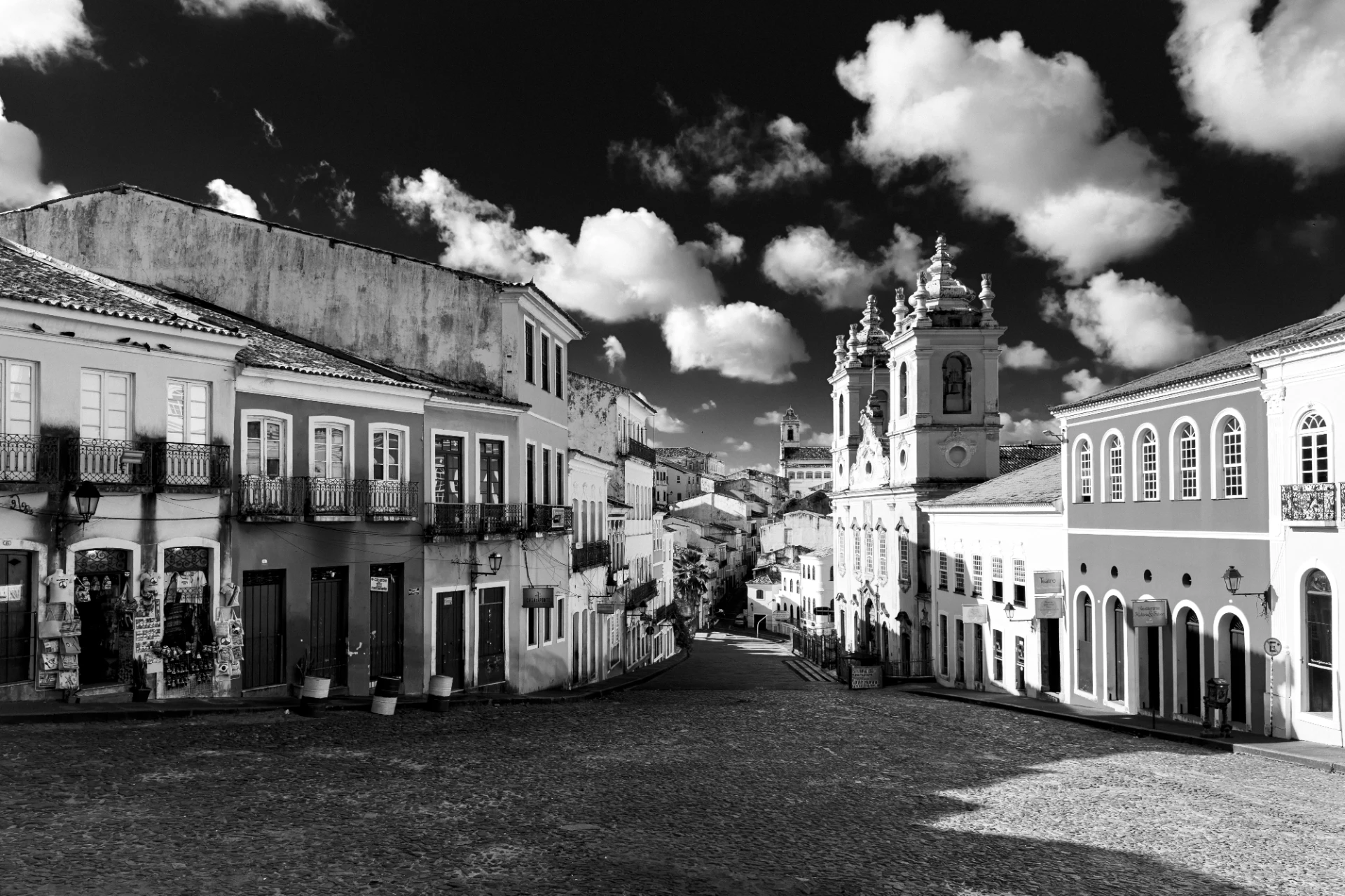 Historische Häuserfronten im Stadtviertel Pelourinho, Salvador da Bahia, mit kunstvollen Details und nostalgischer Stimmung