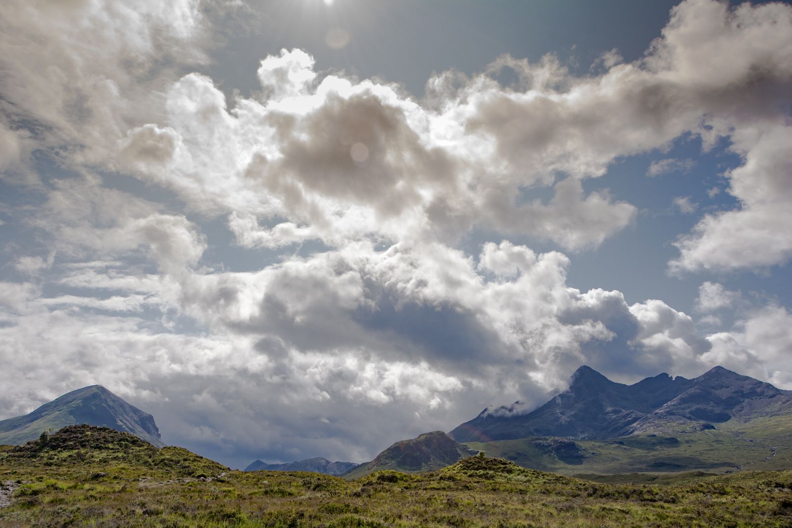 Majestätische Berge der Isle of Skye, dramatisch inszeniert mit vielfältigen Farben und Wolken, aufgenommen von Fotograf Kurt Weigel.