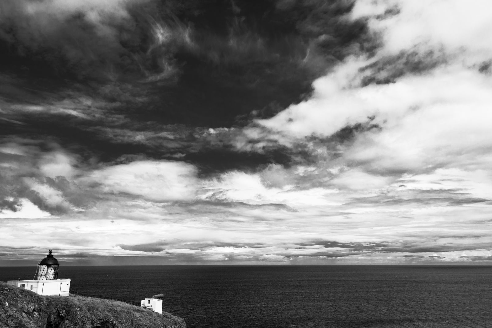 Küstenlandschaft am Neist Point auf der Isle of Skye mit dramatischen Klippen, ruhigem Meer und weitem Himmel, fotografiert von Kurt Weigel