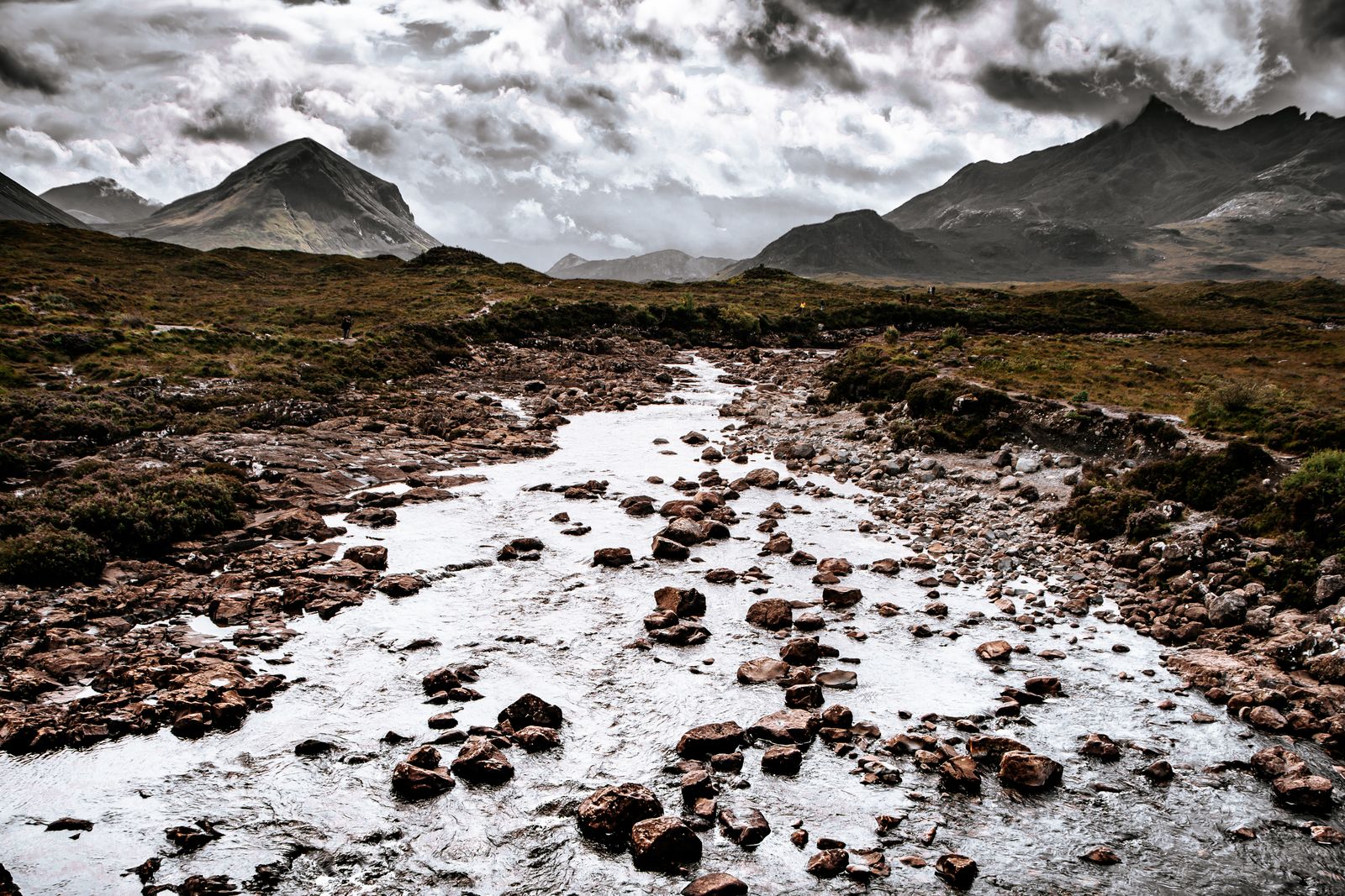 Dramatische Berge der Isle of Skye mit vielfältigen Farben und mystischer Stimmung, aufgenommen von Fotograf Kurt Weigel.