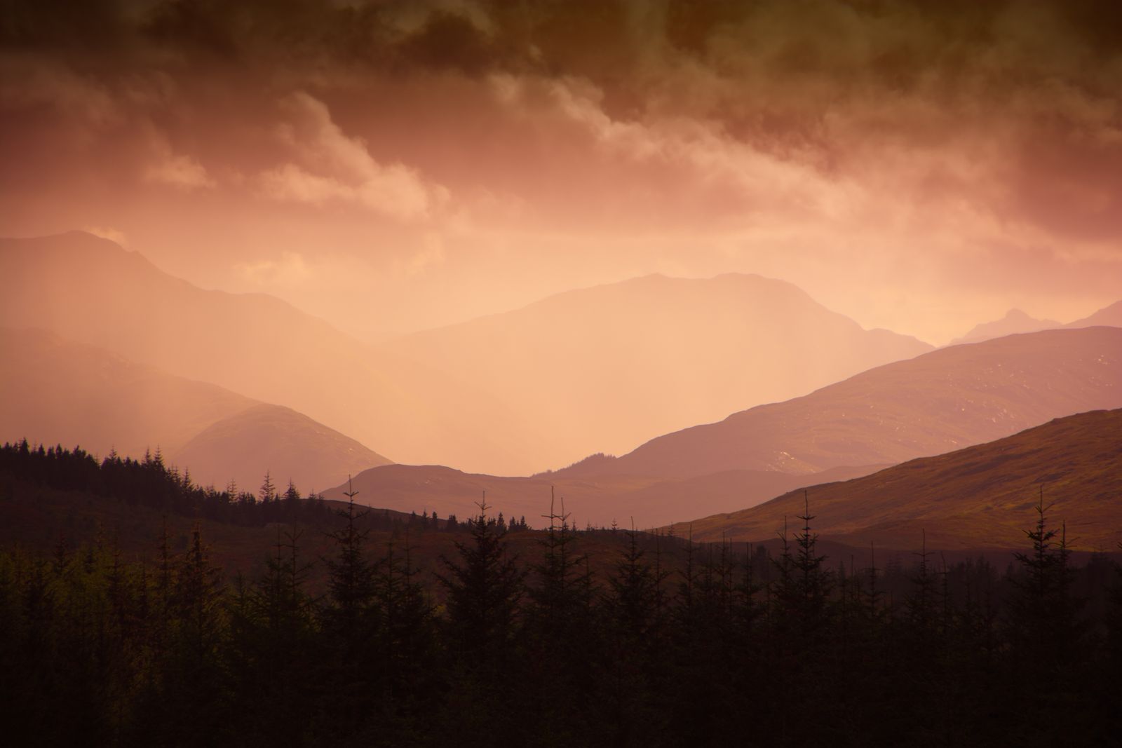 Mystisches Bergpanorama auf der Isle of Skye mit nebelverhangenen Gipfeln und vielfältigen Farben, fotografiert von Kurt Weigel.