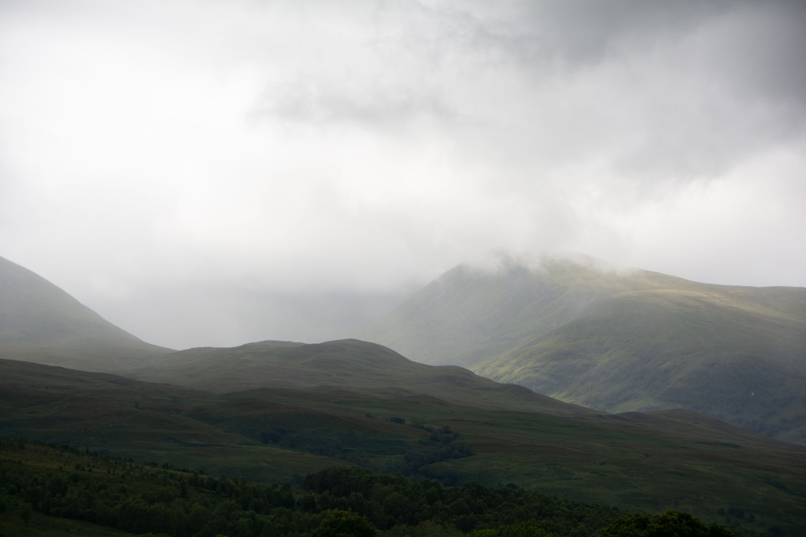 Sanfte Nebelschwaden ziehen über hügelige Highlands der Isle of Skye, grüne Landschaften und mystische Stimmung im Fotokunstwerk.