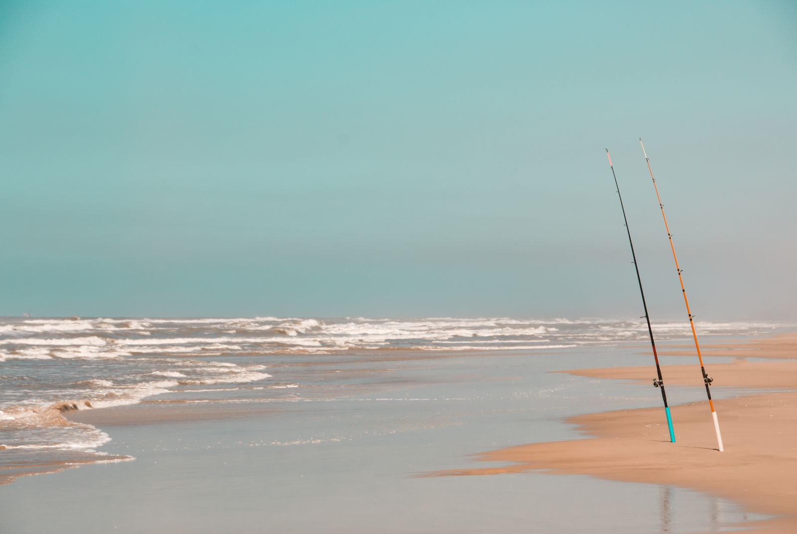 Ein Fischer steht bei Sonnenaufgang am ruhigen Strand von Brasilien, bereitet sein Boot vor, das Wasser spiegelt warme Sonnenstrahlen wider.