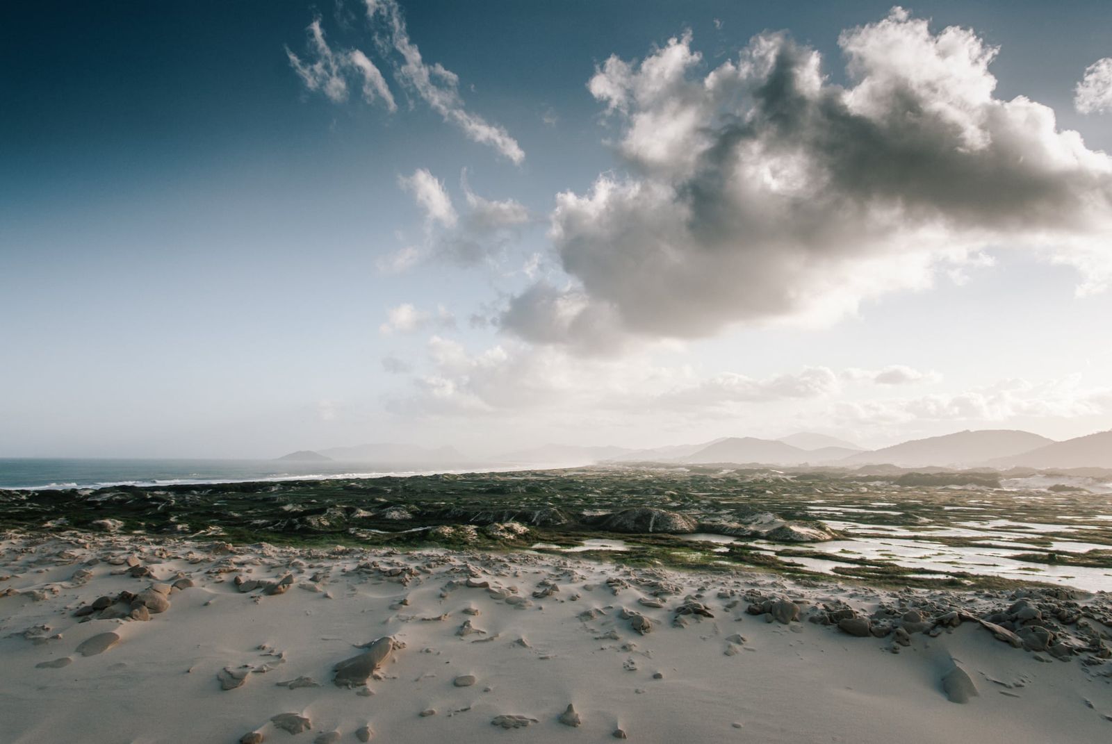 Sanft geschwungene Dünenlandschaft bei Florianópolis mit feinem Sand, weichen Linien und Licht-Schatten-Spiel unter freiem Himmel