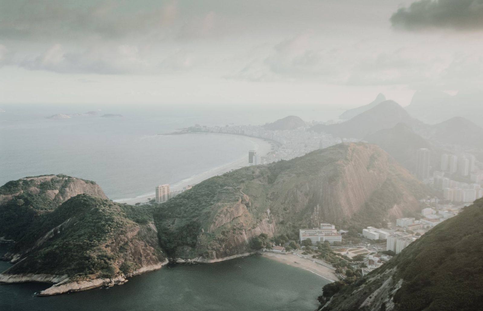 Schwarzweißfotografie mit weitem Blick über die Küste und Bucht von Rio de Janeiro im sanften Morgenlicht, ruhige und erhabene Atmosphäre