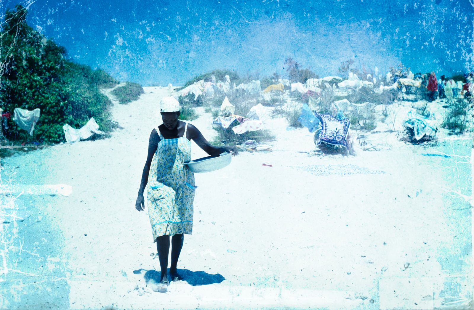 Sanfte Sanddünen mit vereinzelten Gräsern und Spuren, dokumentarisch und künstlerisch fotografiert in Nordostbrasilien.