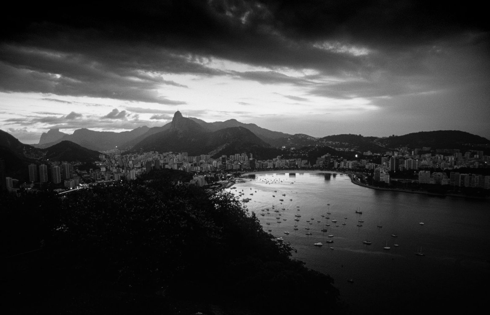 Schwarzweiß-Fotografie der Skyline von Rio de Janeiro mit markanter Silhouette im sanften Morgenlicht, urbanes Panorama mit ruhiger Atmosphäre.