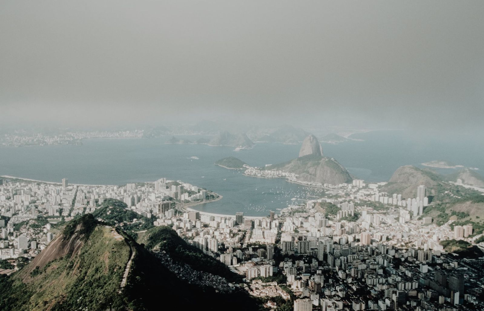 Schwarzweiß-Panorama von Rio de Janeiro mit Blick auf Stadt, Berge und Küste, ruhig und weitläufig komponiert, urbanes Motiv für große Wandbilder