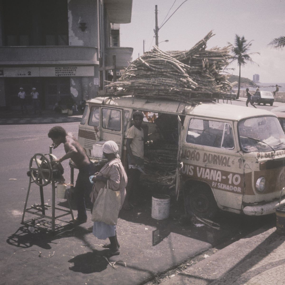 Ein Zuckerrohrbus fährt durch eine belebte brasilianische Straßenszene, umgeben von Passanten und vielfältigen Farben im Retro-Stil.