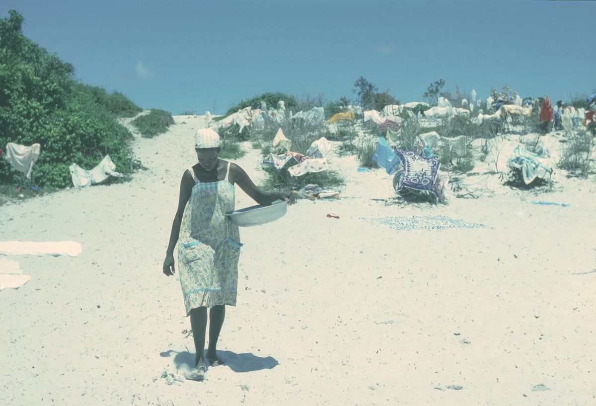 Dokumentarische Fotografie eines sonnigen Strandes in Brasilien mit entspannten Menschen, vielfältigen Farben und ruhiger Atmosphäre.