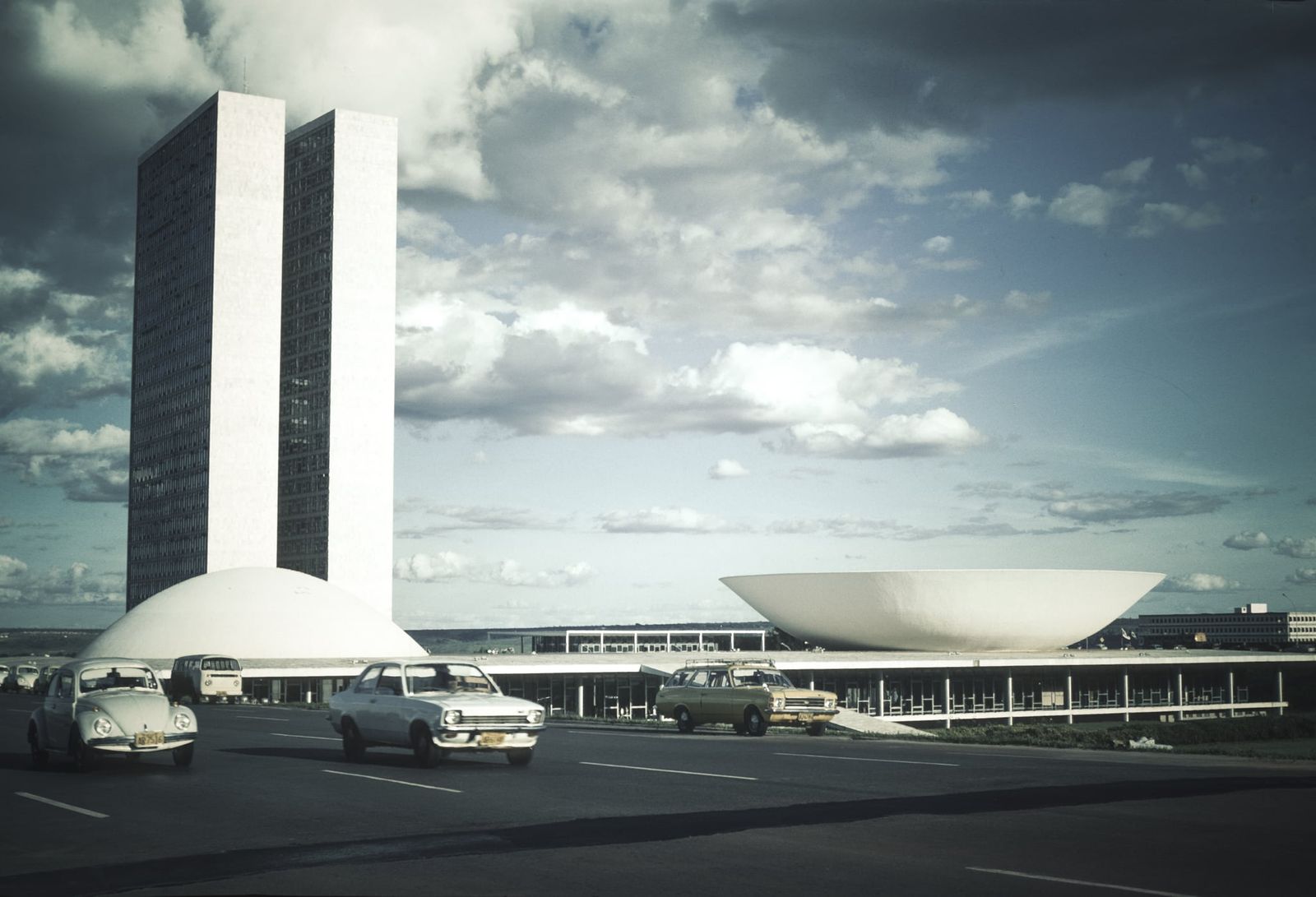 Der Nationalkongress in Brasília mit seinen Zwillingstürmen und Autos im Vordergrund.