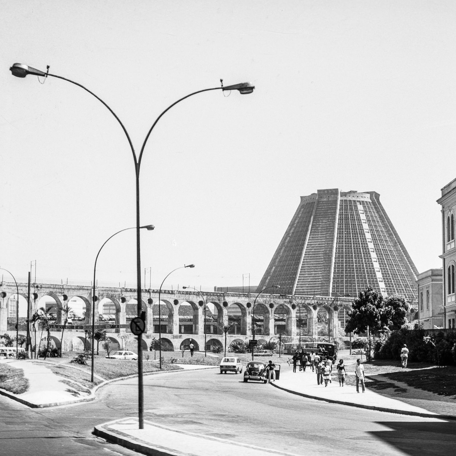 Schwarzweißes Foto einer modernen Kathedrale und eines Aquädukts in Brasilien, dokumentarisch und architektonisch inszeniert.