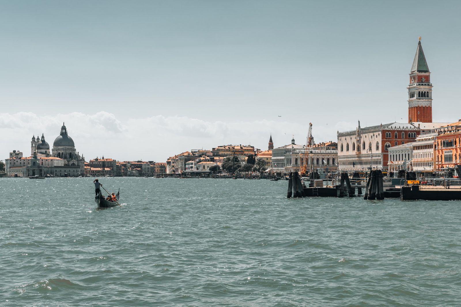 Panoramaaufnahme des Markusplatzes in San Marco, Venedig: Weite Platzfläche, historische Gebäude, ruhige und nostalgische Stadtansicht.