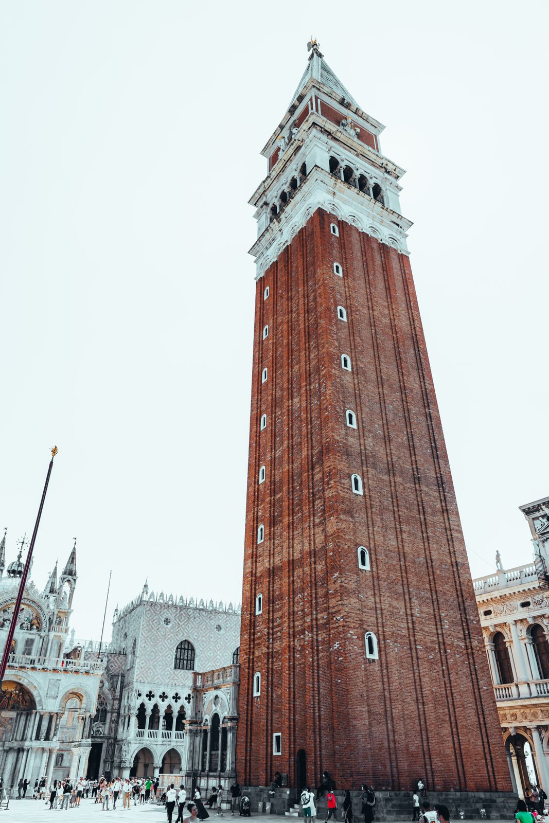 Der Campanile di San Marco in sanftem Licht, kunstvolle Fassadendetails und feine Schatten, urbanes, historisches Motiv aus Italien.