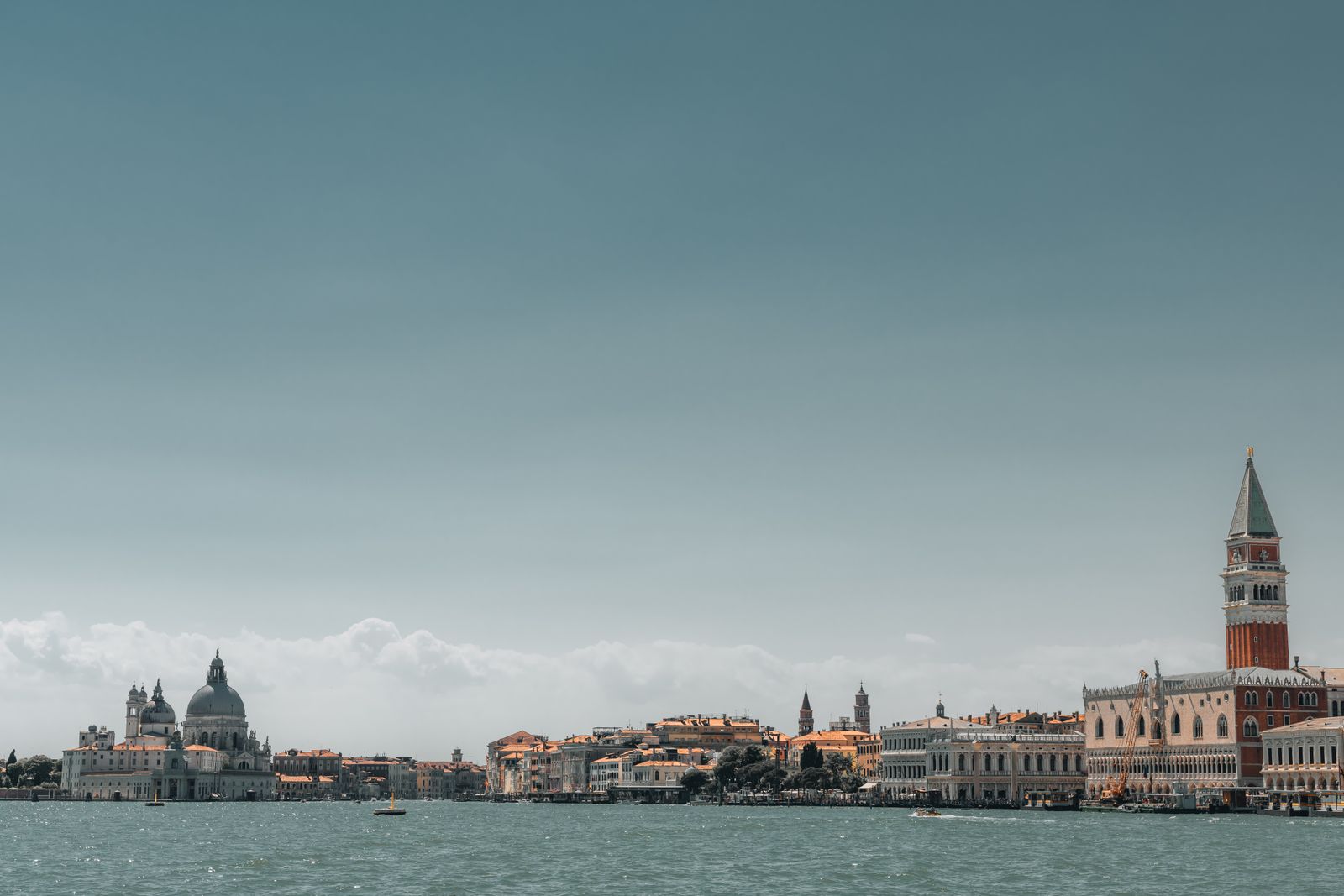 Weitläufiges Panorama von San Marco mit historischen Gebäuden, ruhiger urbaner Stimmung und vielfältigen Farben, minimalistisch fotografiert.