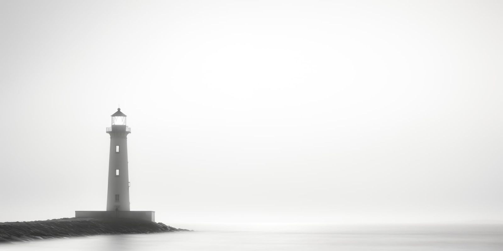 Ein schlanker Leuchtturm steht im dichten Nebel, umgeben von sanften Sepia-Tönen, minimalistisch und ruhig inszeniert.