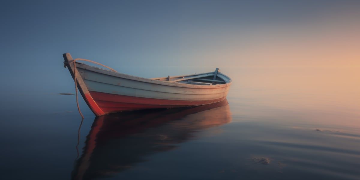 Ein einzelnes Ruderboot liegt ruhig auf spiegelglattem Wasser, umgeben von sanftem, hellem Morgennebel in minimalistischem Stil.