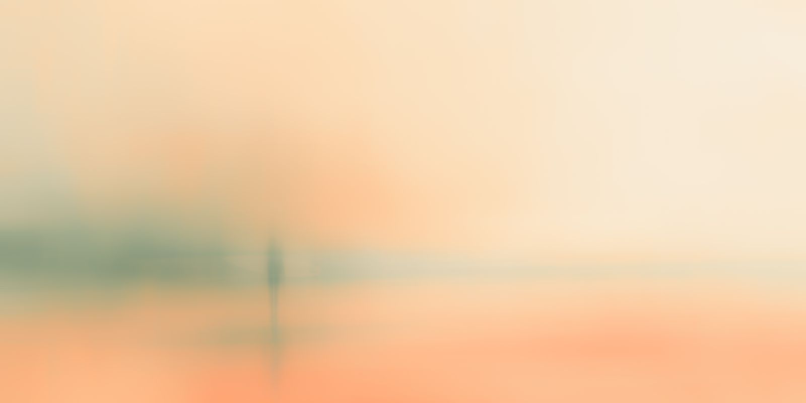 Panoramaaufnahme mit sanften Sepia-Tönen, ruhigem Himmel und einer zarten Silhouette inmitten weiter Natur, minimalistisch inszeniert.