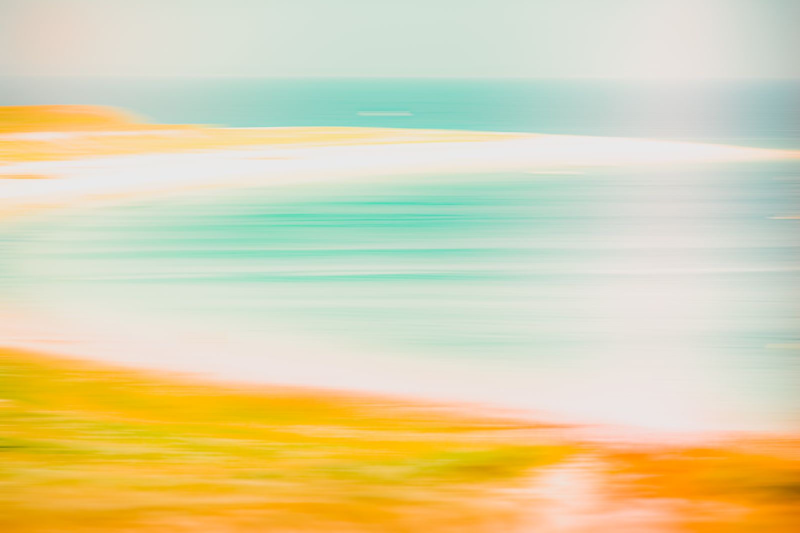 Abstrakte, minimalistische Fotokunst mit sanften Farben zeigt die Le-d’Hoüat Küstenlinie mit Lichtreflexen, Wasser und Land in ruhiger Komposition.