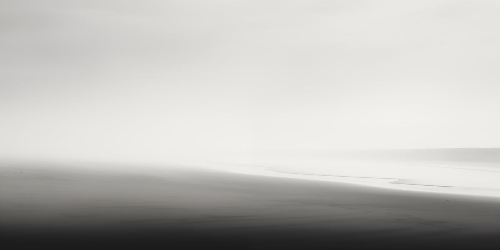 Weitläufiger, nebliger Strand mit sanft verschwimmendem Horizont, minimalistische und ruhige Atmosphäre, keine Menschen, zarte Farbtöne.