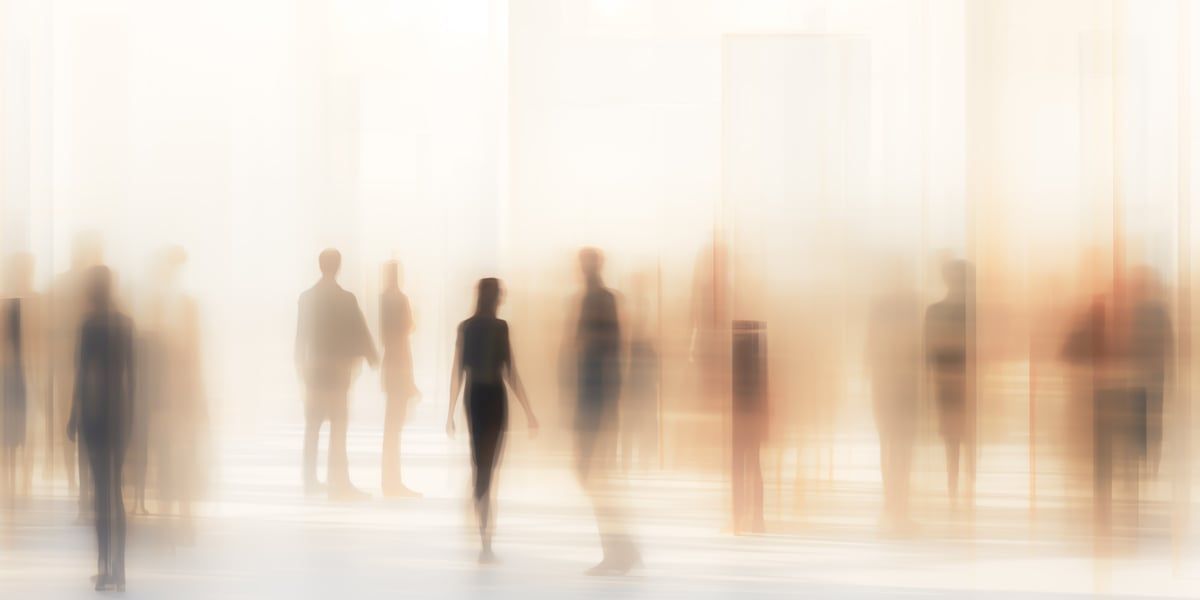 Mehrere Personen als Silhouetten in sanftem, sepiafarbenem Licht, urbaner Raum, minimalistisch und ruhig im Panorama-Format dargestellt