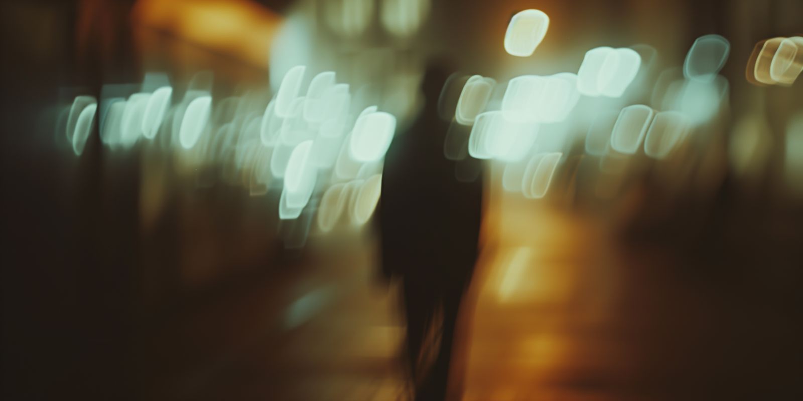 Eine geheimnisvolle Silhouette vor unscharfen, bunten Lichtern in der Nacht, minimalistisch und modern als Panorama dargestellt.