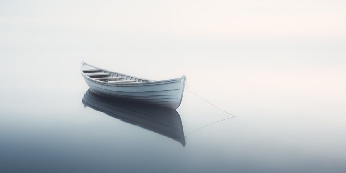 Ein einzelnes Ruderboot liegt still auf einem ruhigen, spiegelglatten See. Die Wasseroberfläche reflektiert das Boot und den Himmel. Minimalistische, realistische Darstellung.