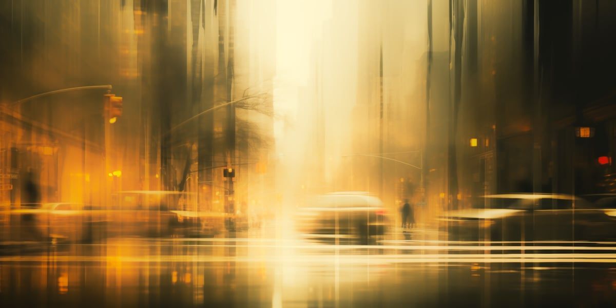 Verschwommene Lichter einer belebten Straße in Sepia-Tönen, Panoramaaufnahme mit urbaner, dynamischer Stimmung.