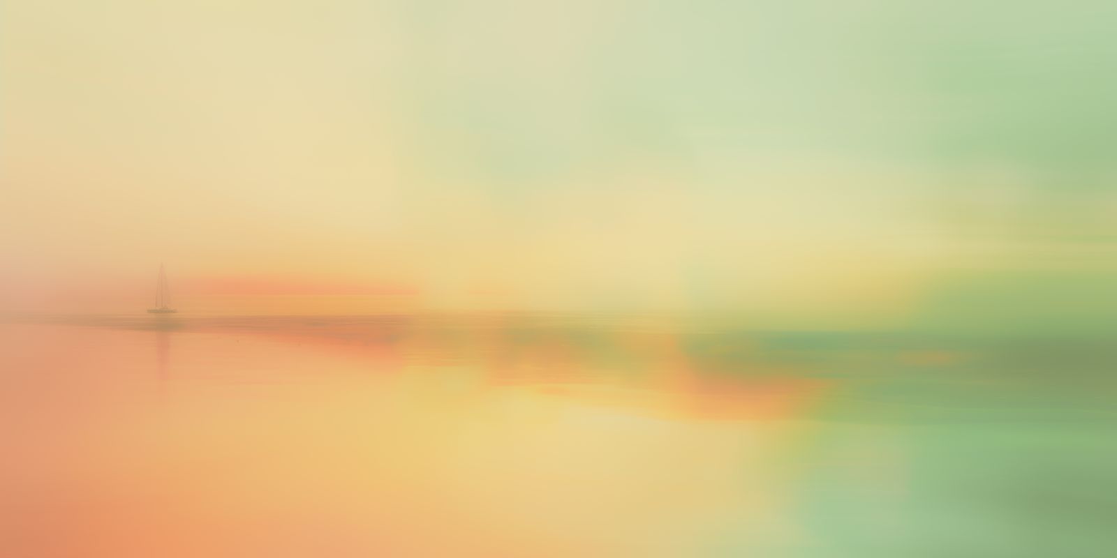 Ein einzelnes Segelboot treibt im sanften Morgennebel auf ruhigem Wasser, umgeben von zarter Lichtstimmung und minimalistischer Atmosphäre.
