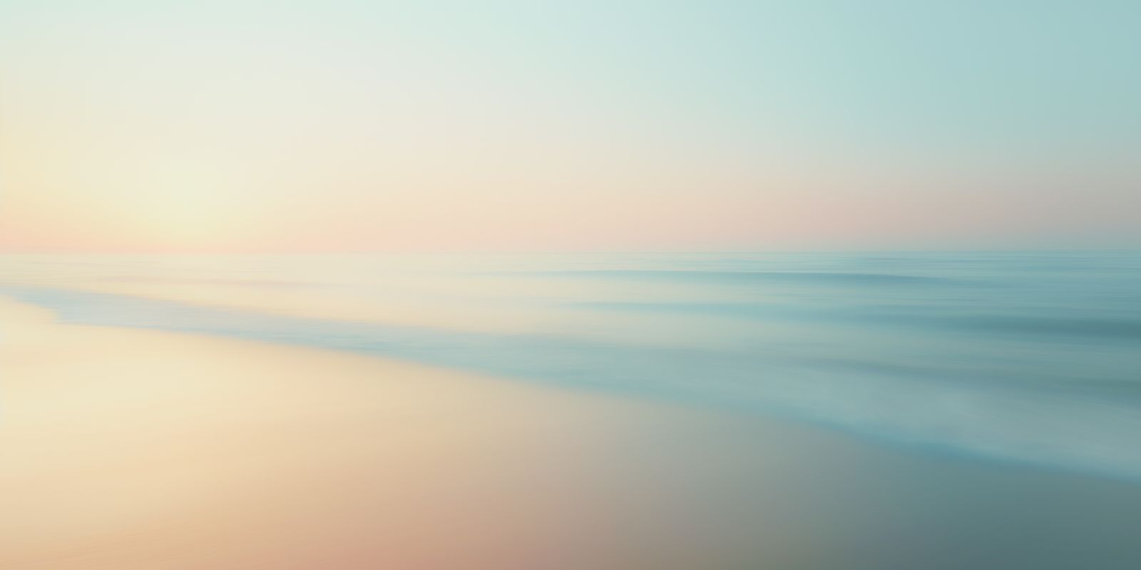 Panoramaaufnahme mit ruhigem Ozean, sanftem Himmel und feinem Sand in weichen Blautönen und goldenen Nuancen, minimalistisch gestaltet.