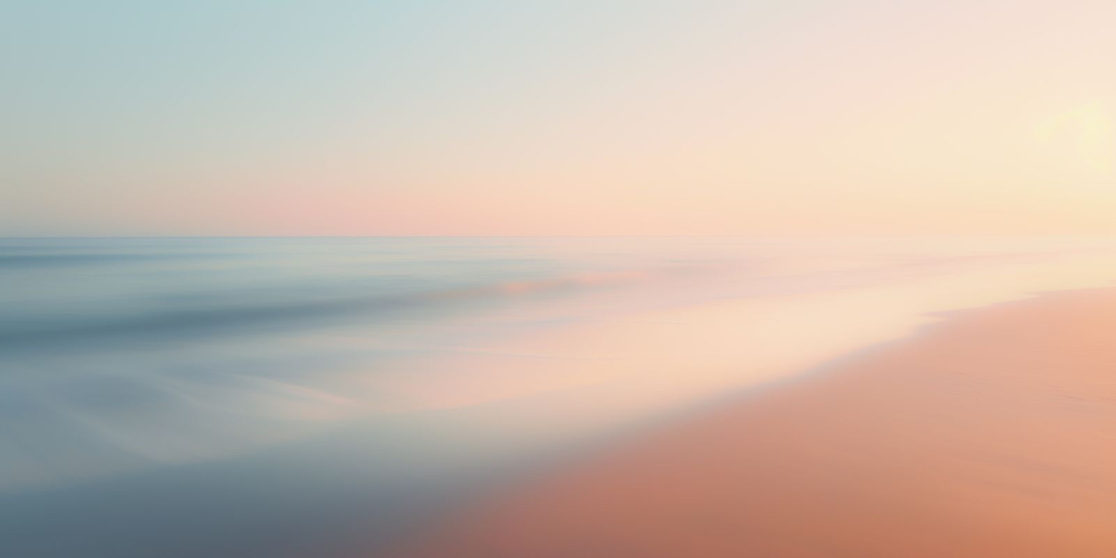 Panoramaaufnahme einer ruhigen Küstenlinie im sanften Morgenlicht, mit stillem Ozean, feinem Sandstrand und vielfältigen Farben in moderner, minimalistischer Bildsprache.