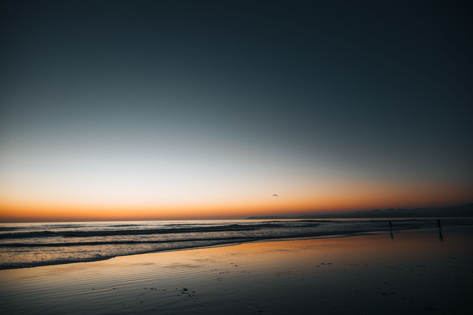 Minimalistisches Wandbild zeigt einen weiten Sonnenuntergang über dem ruhigen Meer, sanfte Farben und entspannte Atmosphäre, keine Personen.