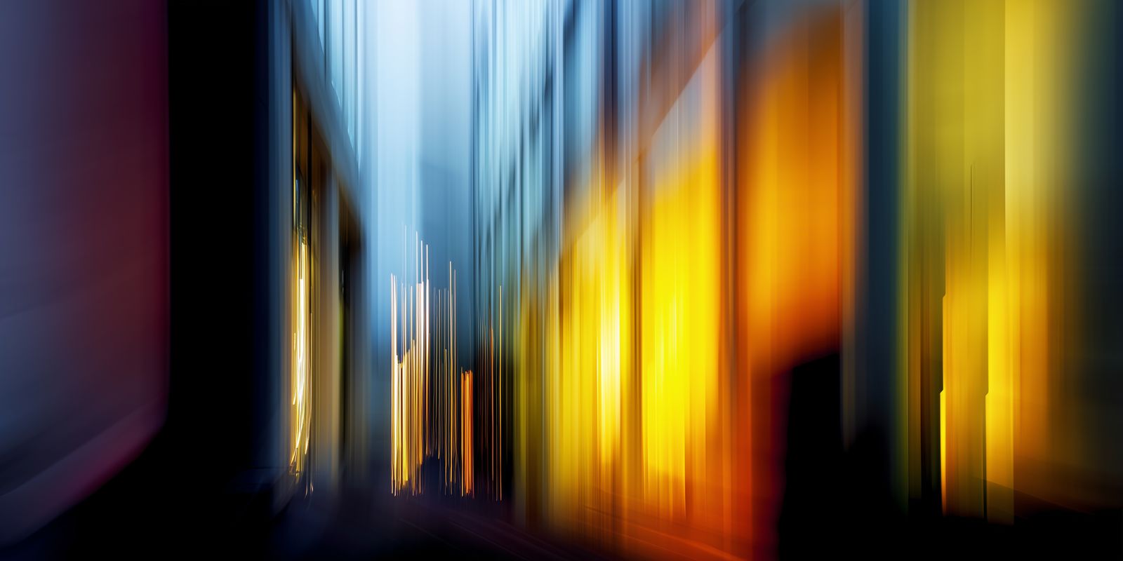 Abstrakte, verschwommene Lichtspuren einer nächtlichen Großstadt als modernes Panorama mit vielfältigen Farben und dynamischer Stimmung.