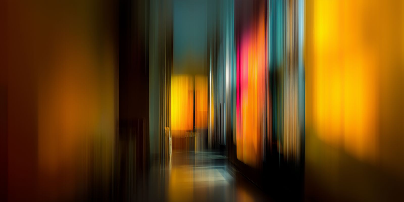 Abstrakte Lichtstrukturen verweben sich dynamisch in vielfältigen Farben und erzeugen eine ruhige, zeitlose Atmosphäre im Panoramaformat.