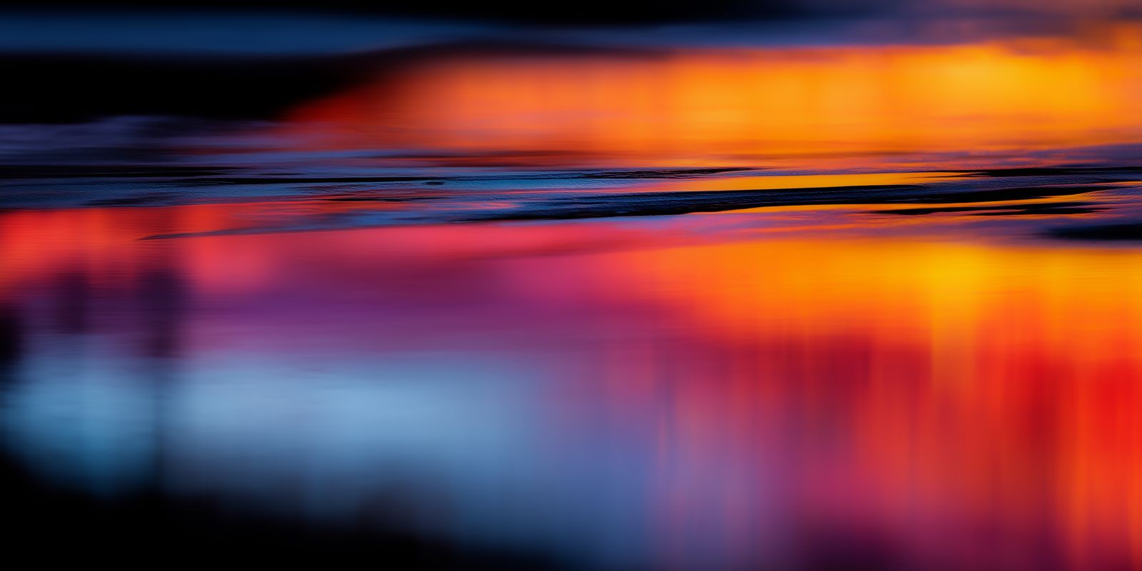 Abstraktes Panorama mit sanften Farbverläufen und Lichtreflexionen auf Wasser, kunstvoll und modern inszeniert, vielfältige Farben