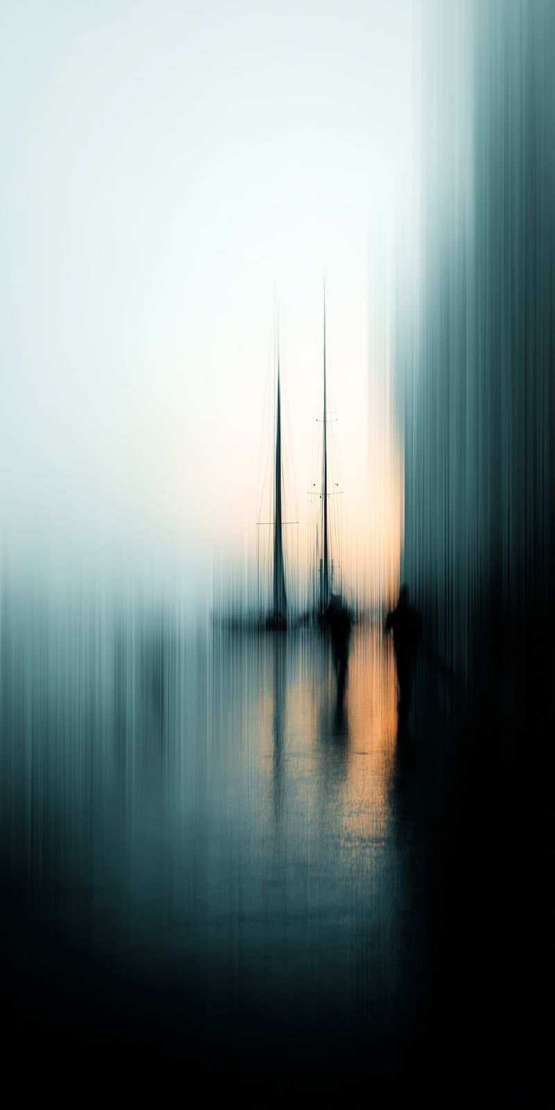 Mehrere Segelboote treiben auf ruhigem Wasser, umgeben von dichtem, sanftem Morgennebel in einer minimalistisch-modernen Szenerie.