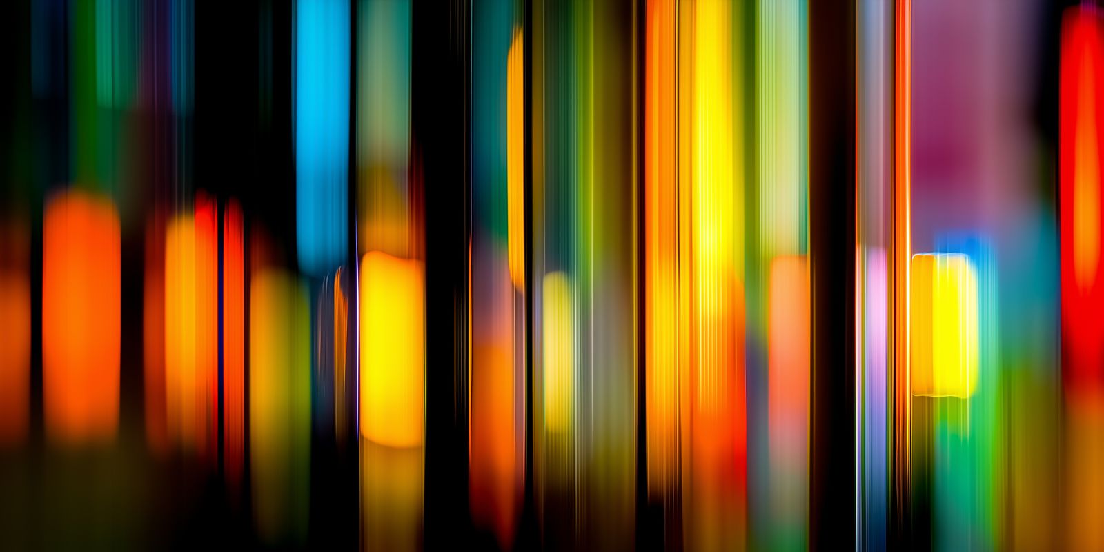 Abstraktes Panorama mit dynamischen, bunten Lichtstreifen und sanften Farbverläufen auf modernem Wandbild