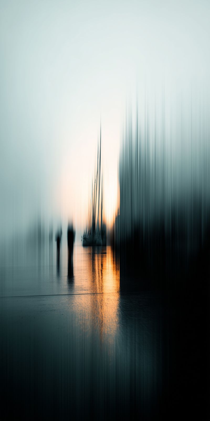 Mehrere Segelboote schweben im dichten Nebel auf ruhigem Wasser, minimalistisch und modern inszeniert in maritimer Stimmung.