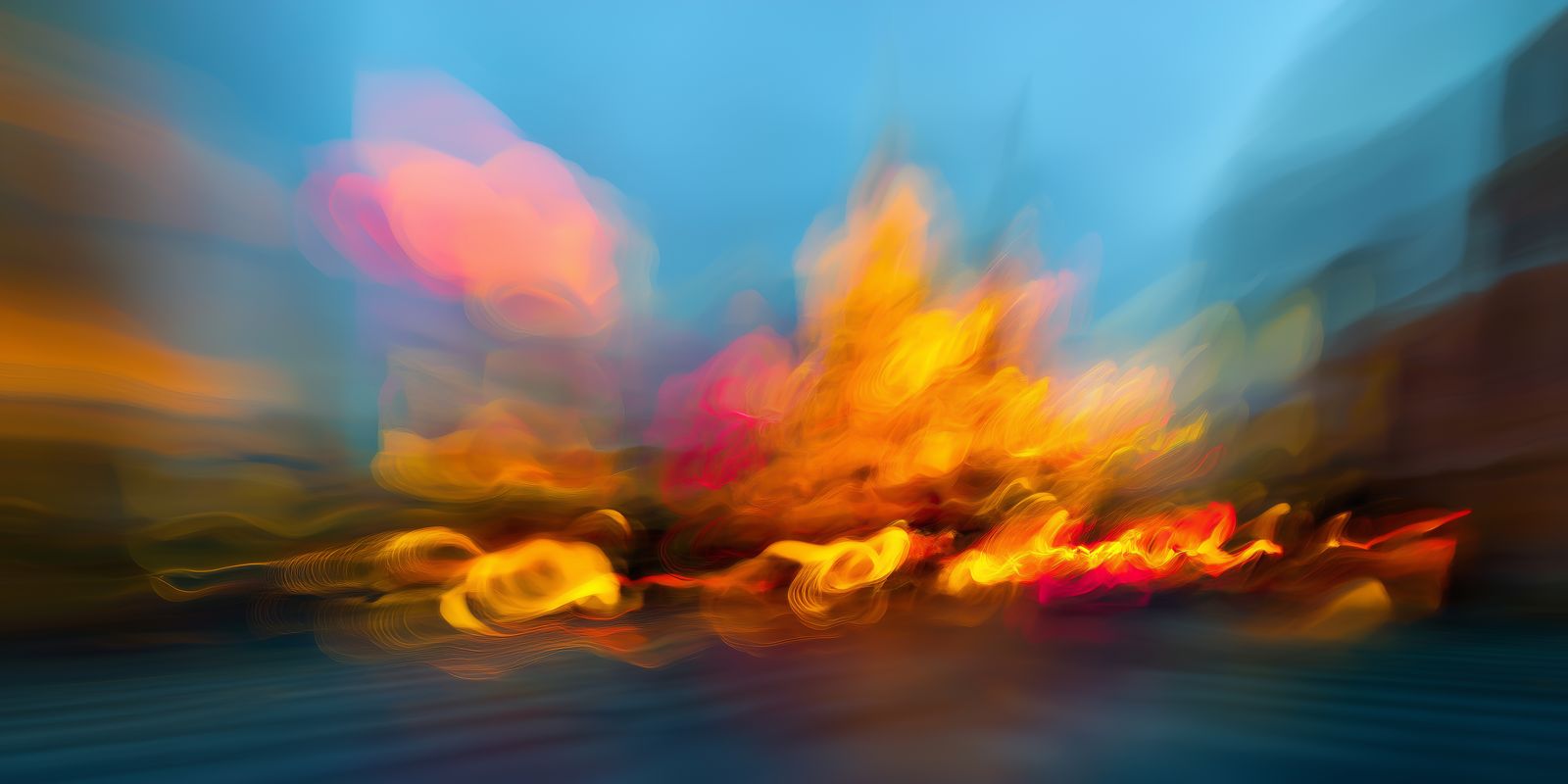 Abstrakte Lichtspuren und bunte Linien verschwimmen auf dunklem Hintergrund und vermitteln moderne, urbane Energie im Panoramaformat.