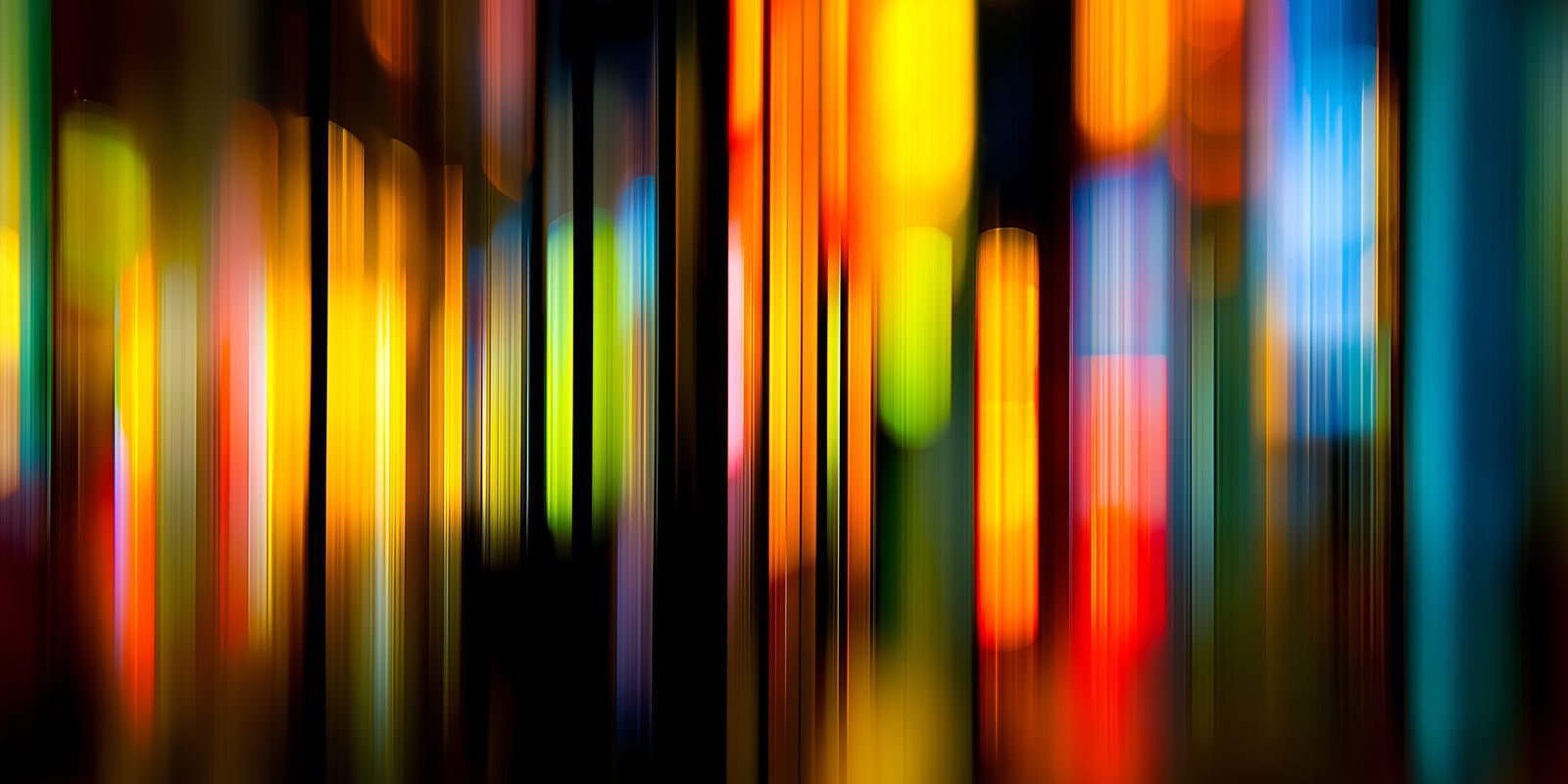 Abstraktes Panorama mit bunten Lichtern in dynamischen, vielfältigen Farben; kunstvolle Lichtakzente auf dunklem Hintergrund.