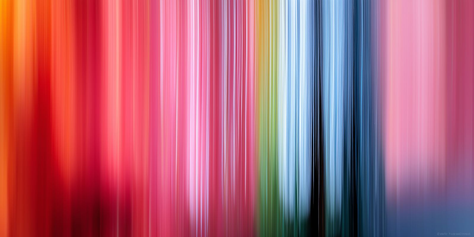 Abstrakte, bunte Linien in leuchtenden Farben verlaufen dynamisch und kunstvoll arrangiert über das Panoramaformat dieses Wandbilds.