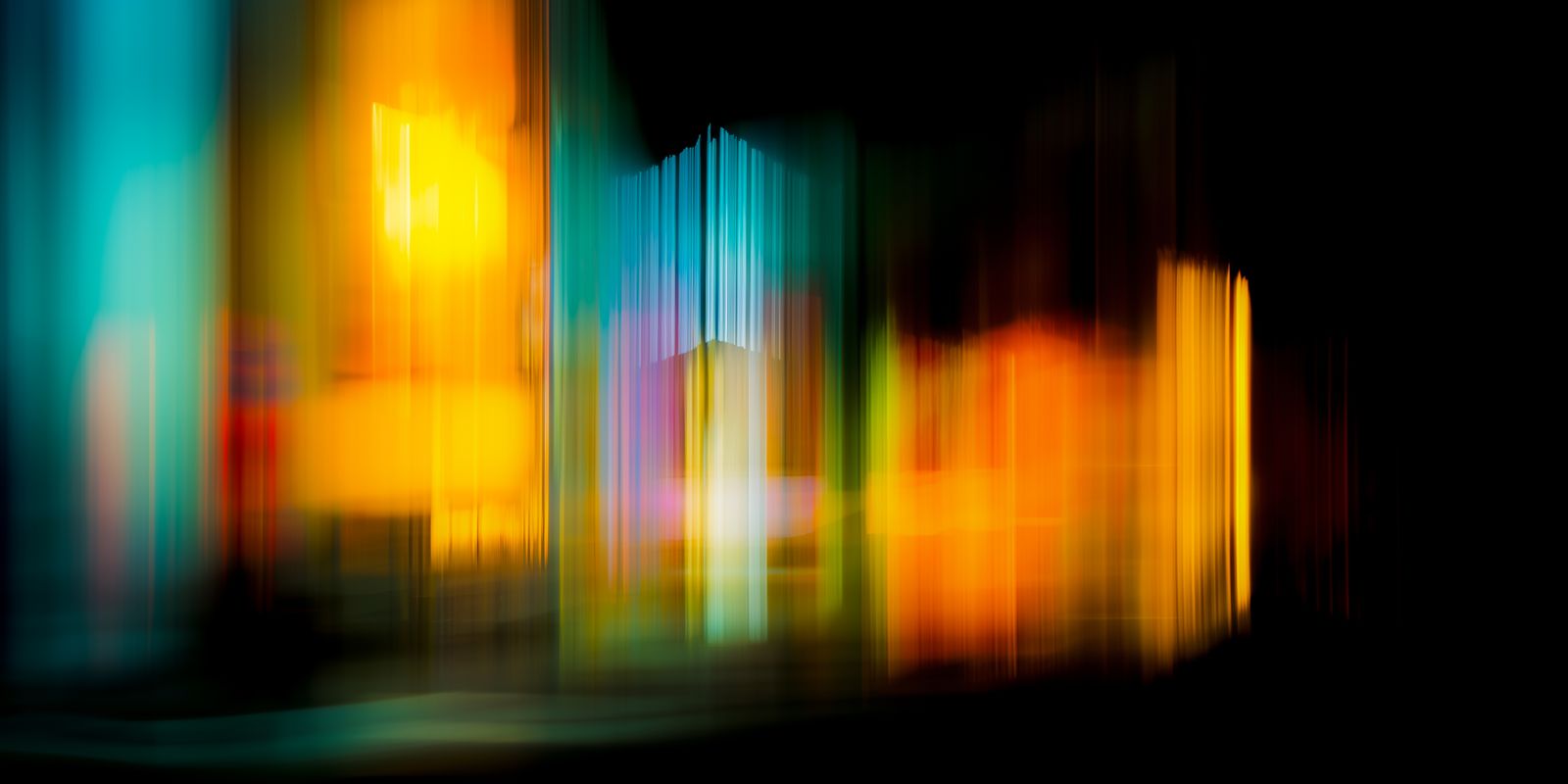 Abstraktes Panorama mit sanft flirrenden, bunten Lichtern auf dunklem Hintergrund, modern und minimalistisch inszeniert