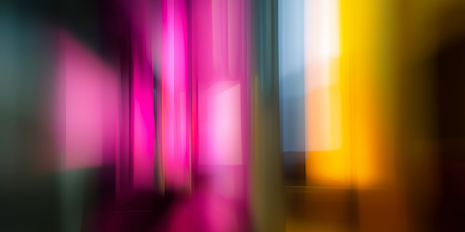 Abstraktes Panorama mit kunstvoll arrangierten, bunten Lichtstreifen, die dynamisch und farbenfroh die Bildfläche durchziehen.