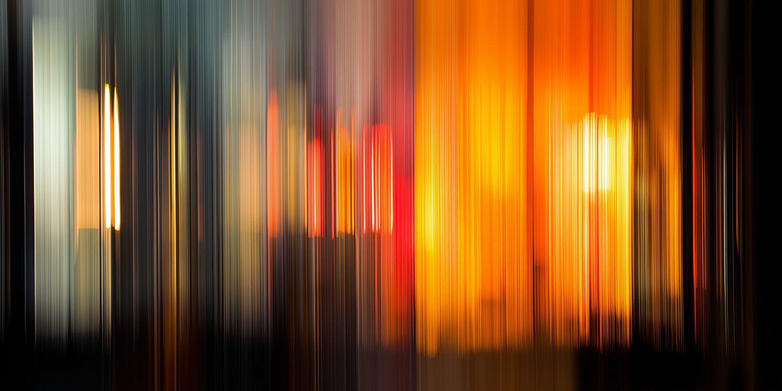 Abstraktes Panorama mit Lichtspiel in warmen, vielfältigen Farben; das Bild wirkt lebendig, modern und energetisch.