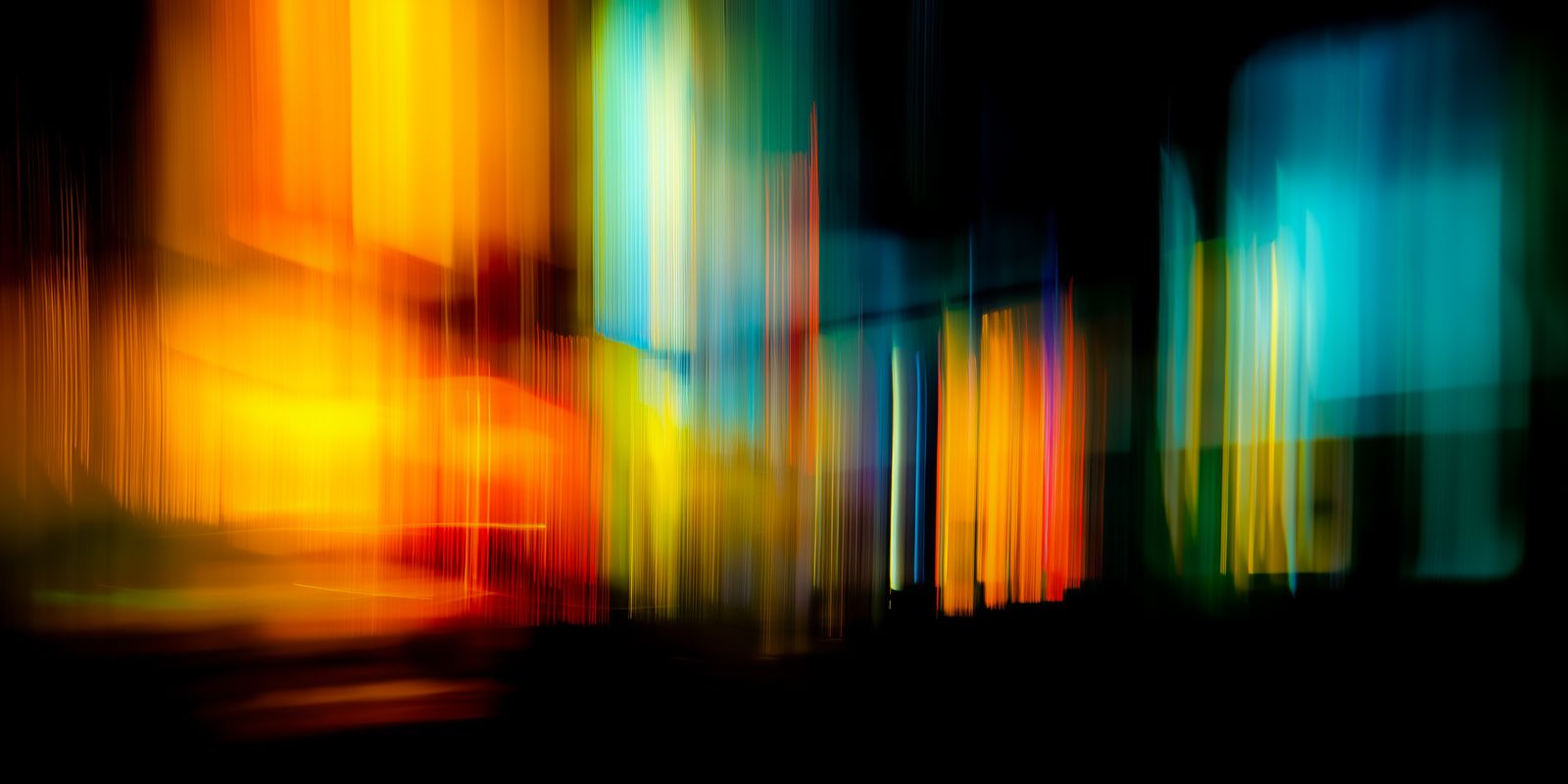 Abstraktes Panorama mit bunt verlaufenden, leuchtenden Lichtern, die fließend ineinander übergehen und ein modernes Kunstwerk bilden.