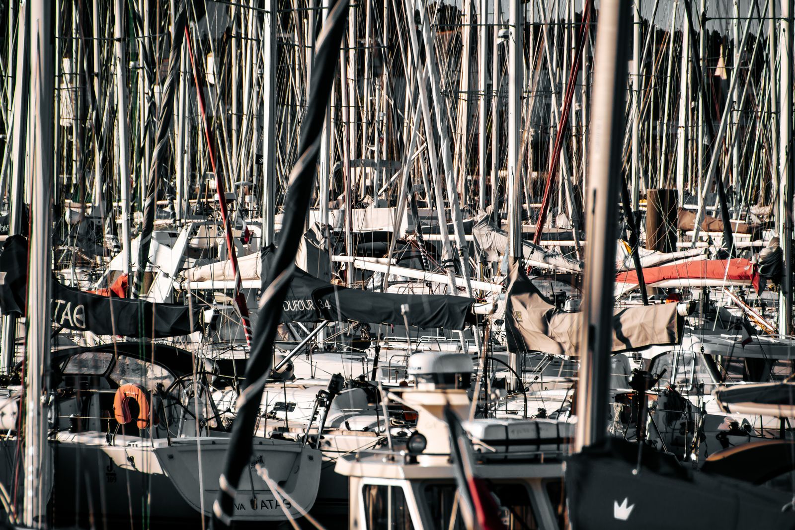 Weitläufiger Hafen von Barcelona im sanften Morgenlicht mit ruhigem Wasser, urbaner Kulisse und maritimer Atmosphäre, dokumentarisch fotografiert